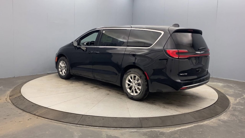 New 2026 Chrysler Pacifica SELECT AWD Passenger Van