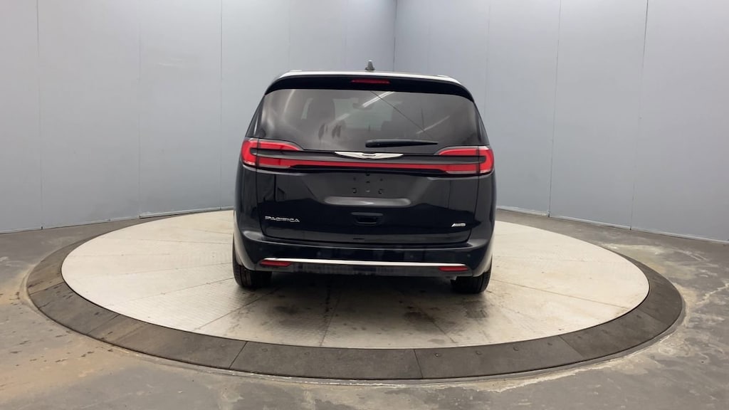 New 2026 Chrysler Pacifica SELECT AWD Passenger Van