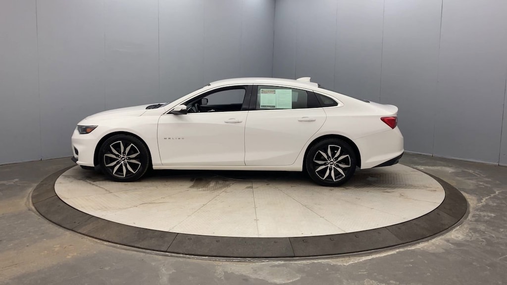 2018 Chevrolet Malibu 1LT photo 2