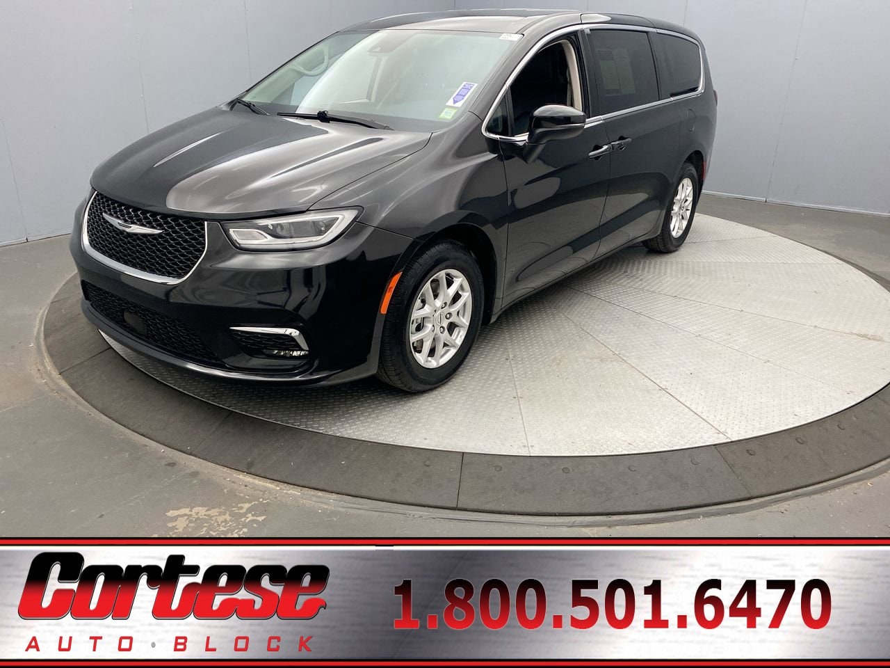 2023 Chrysler Pacifica Touring L's photo