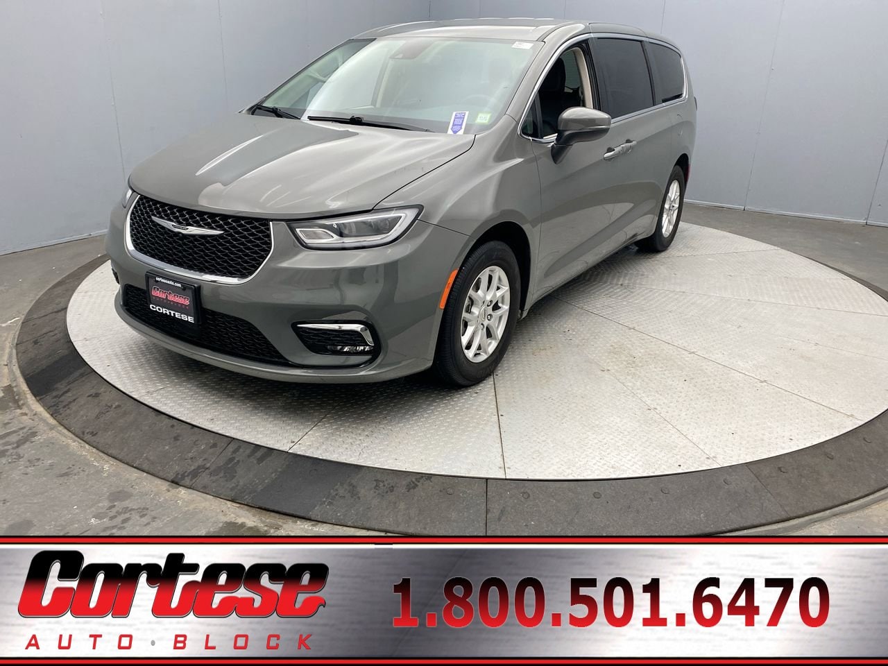 2023 Chrysler Pacifica Touring L's photo