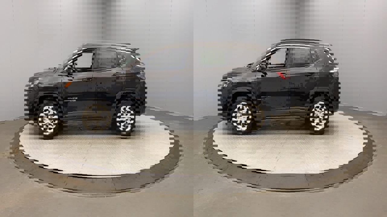2024 Jeep Compass Latitude photo 2