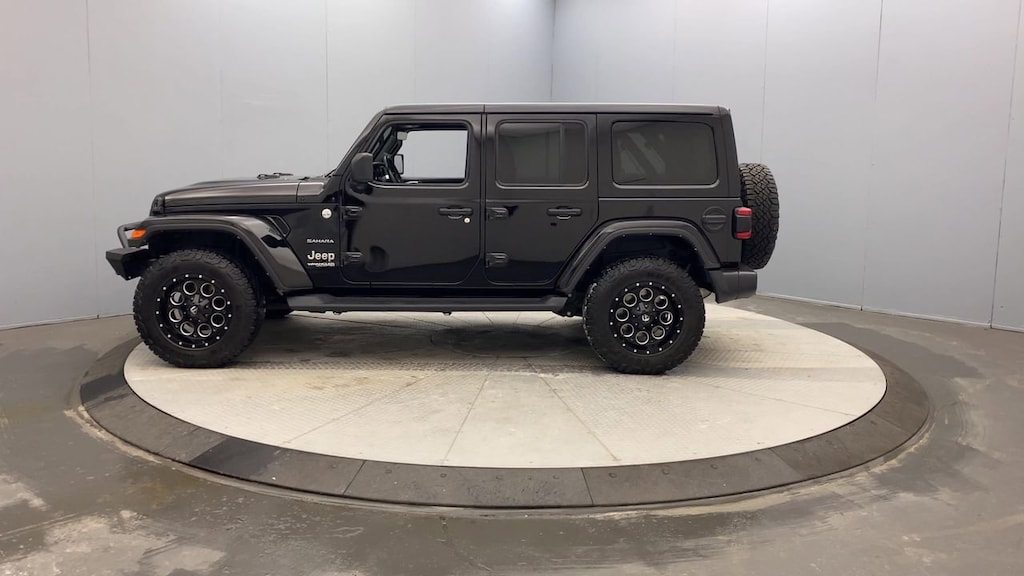 2022 Jeep Wrangler Unlimited Sahara photo 2