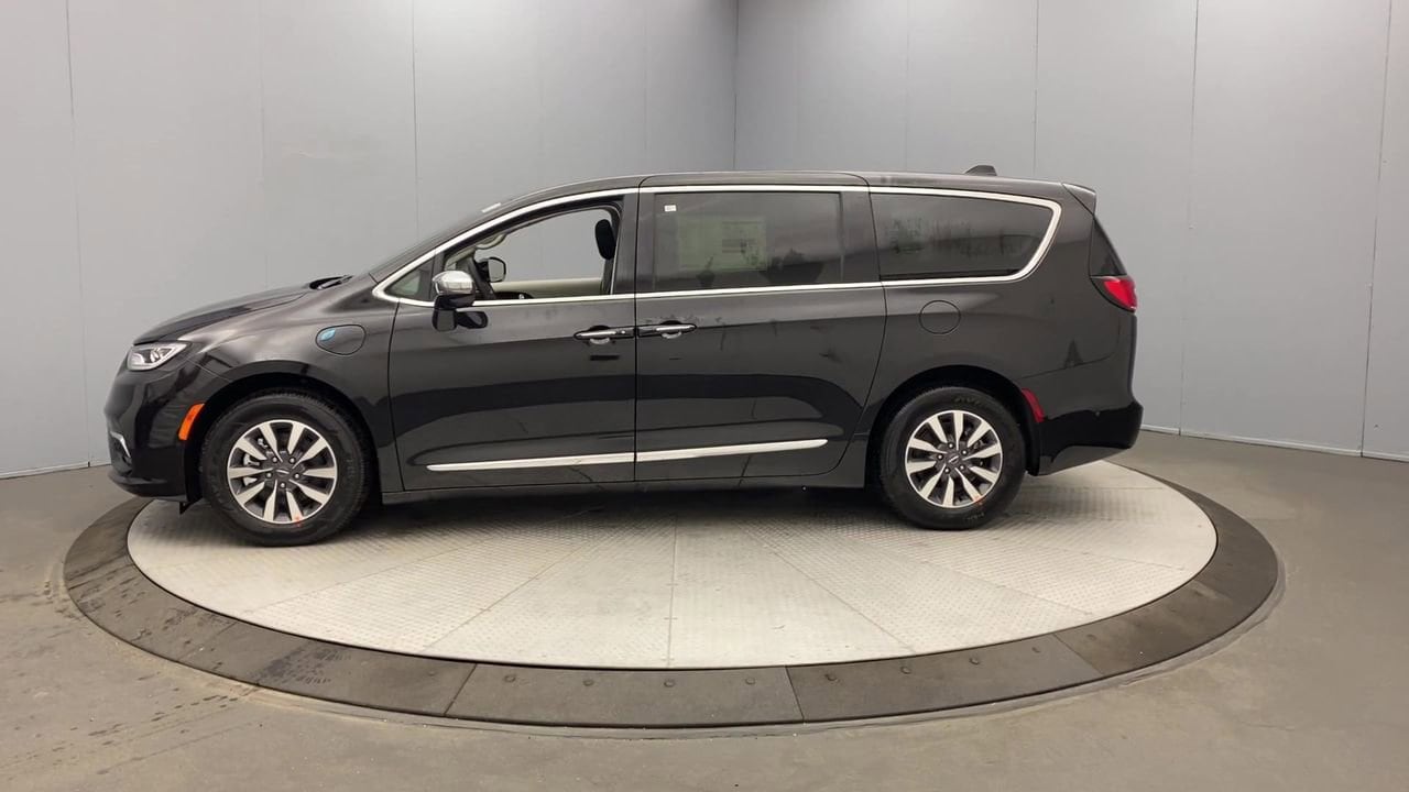 Used 2023 Chrysler Pacifica Hybrid Limited with VIN 2C4RC1S73PR518697 for sale in Rochester, NY