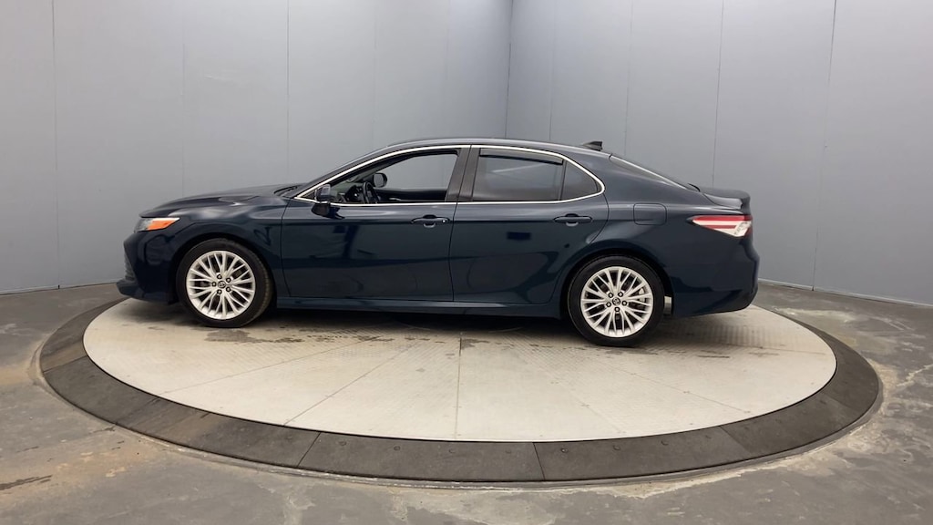 2019 Toyota Camry SE XLE photo 3