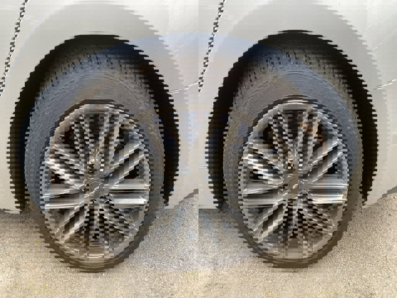 2019 Genesis G70 2.0T Advanced photo 2