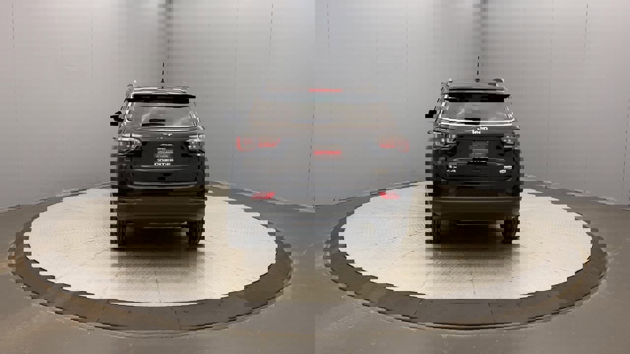 2022 Jeep Compass Latitude photo 3