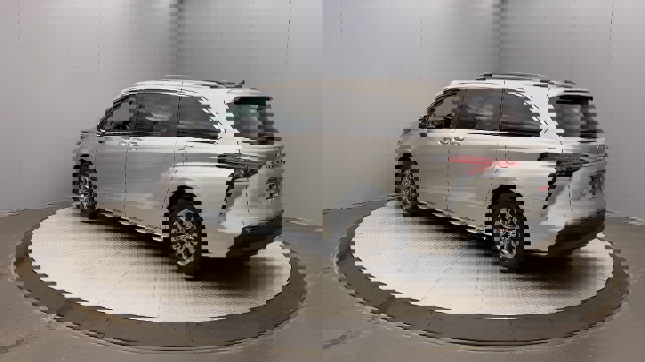 2022 Toyota Sienna LE photo 3