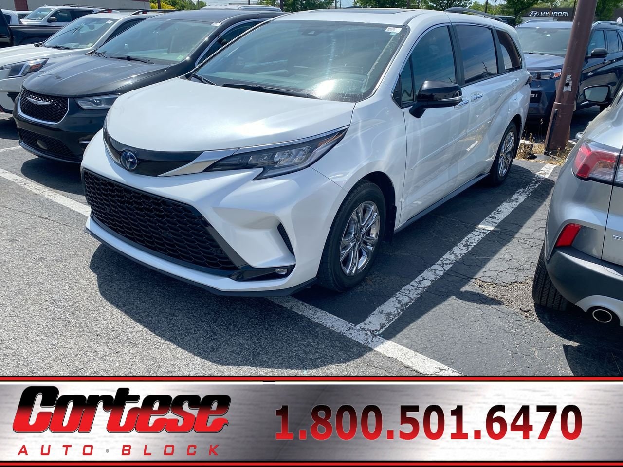 2023 Toyota Sienna Woodland Edition Hybrid AWD's photo