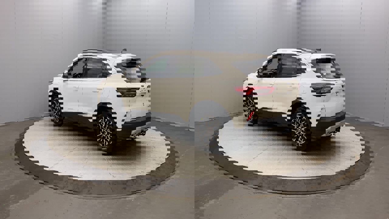2025 Ford Escape Titanium photo 3