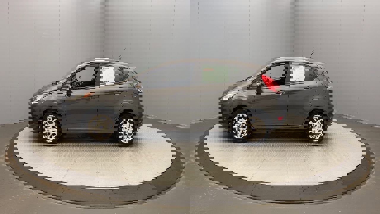 2016 Ford Fiesta SE photo 2