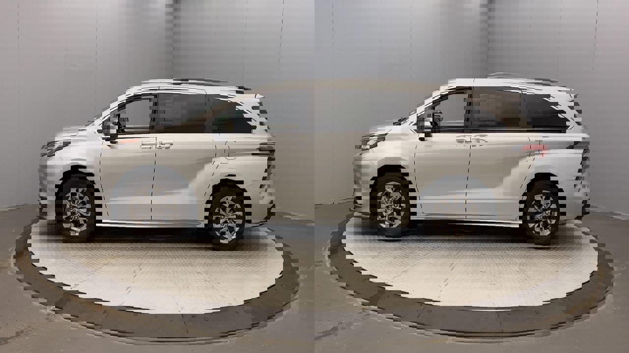 2022 Toyota Sienna LE photo 2