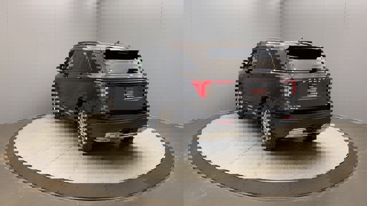 2025 Ford Explorer photo 2