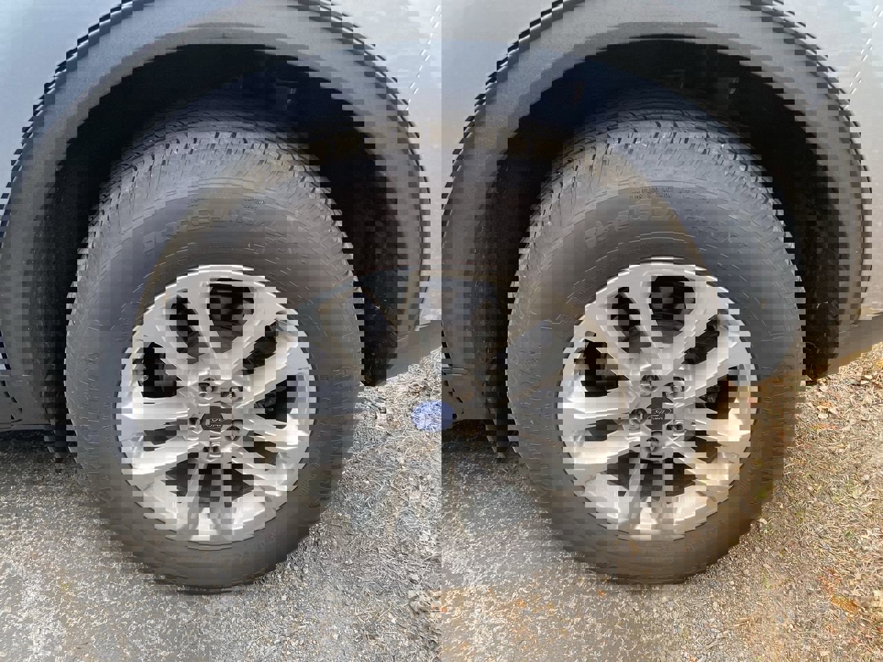 2022 Ford Escape SE photo 2