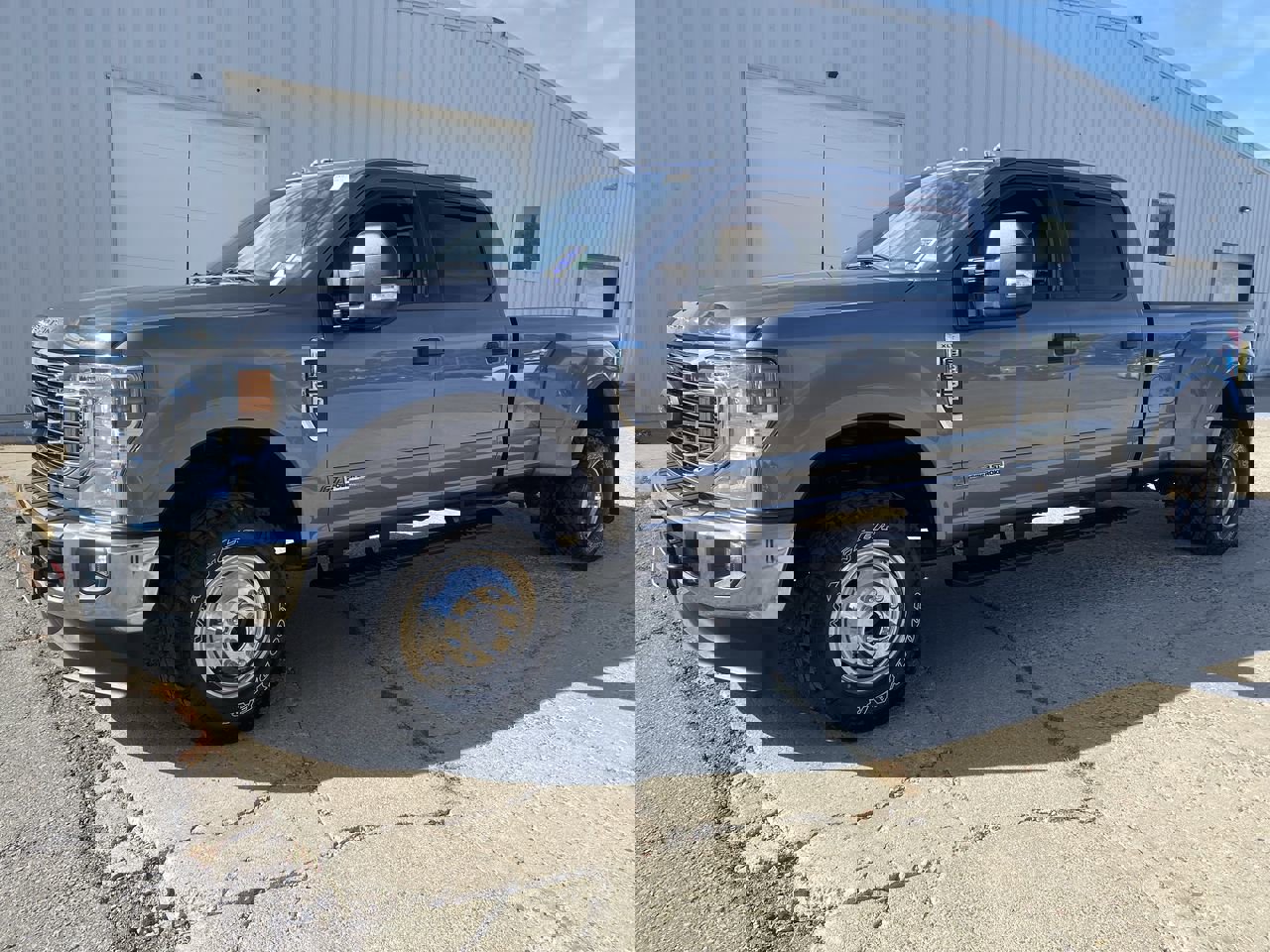 2022 Ford F-350 XLT photo 3