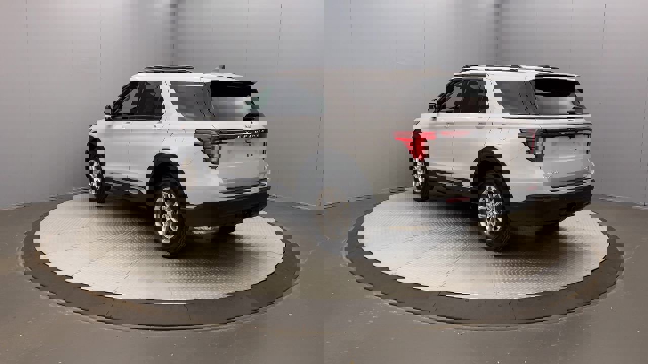 2025 Ford Explorer photo 2