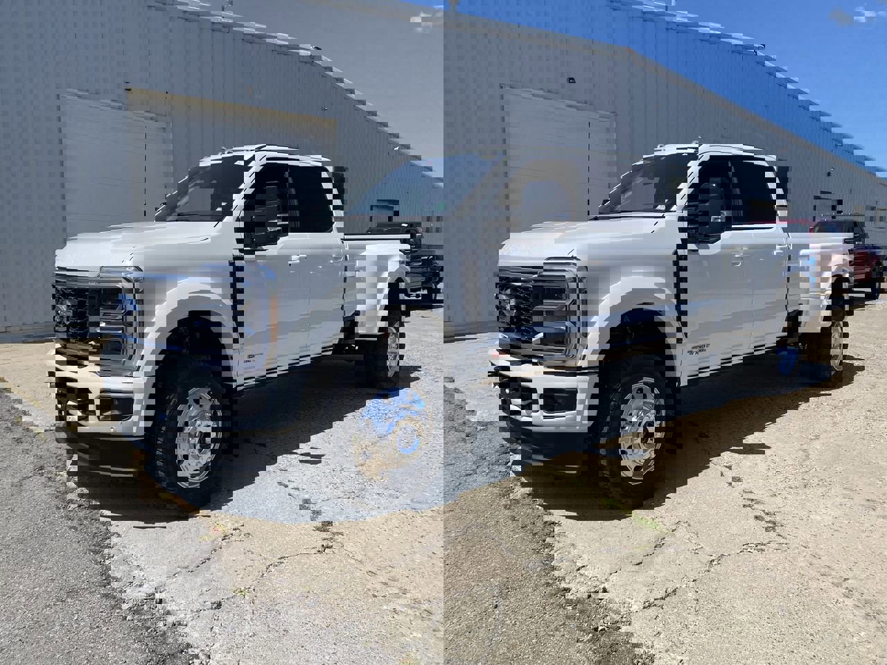 2025 Ford F-450 Platinum photo 4