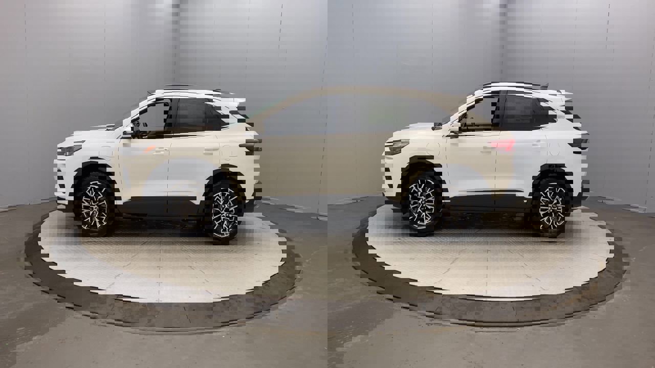 2025 Ford Escape Titanium photo 2