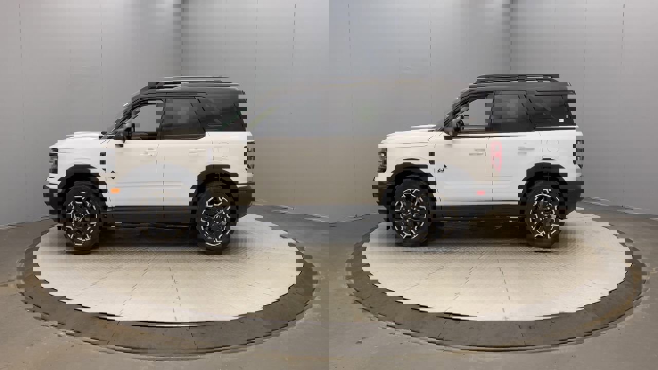 2025 Ford Bronco Sport Outer Banks photo 2