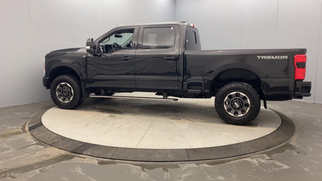 2024 Ford F-250 Lariat Tremor photo 2