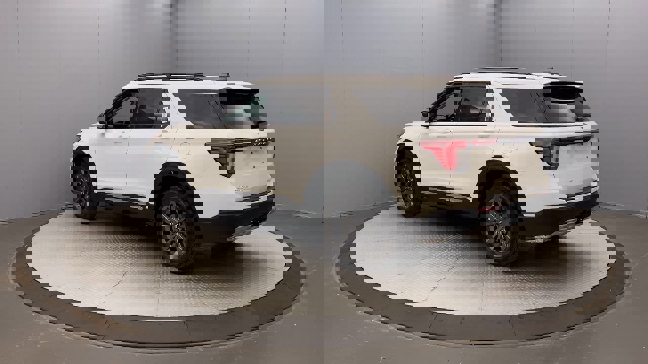 2025 Ford Explorer photo 2