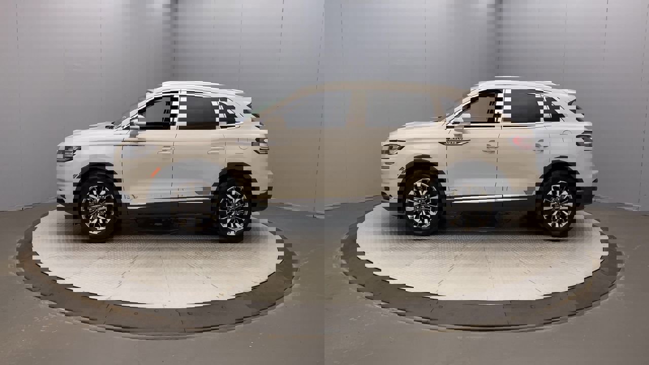 2021 Lincoln Nautilus Standard photo 2