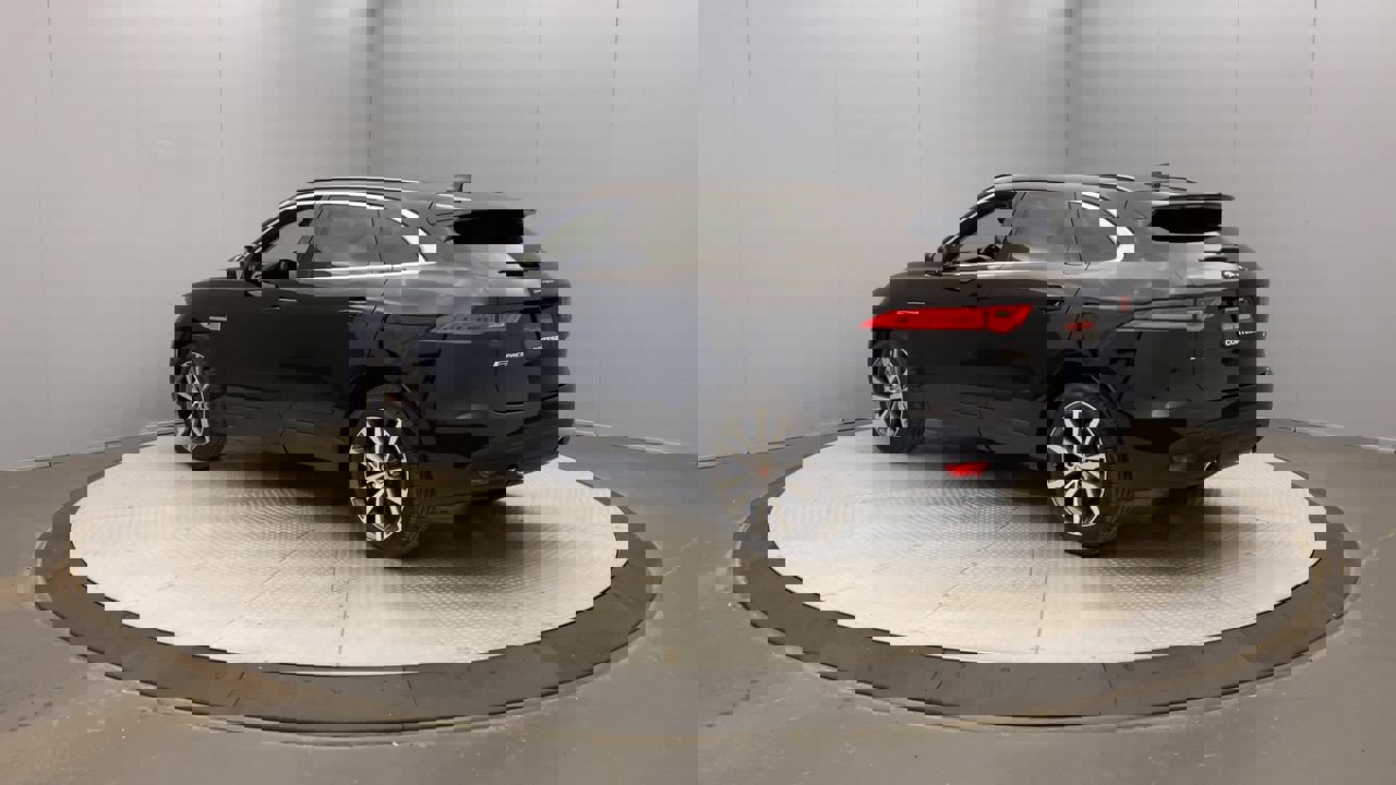2019 Jaguar F-PACE Prestige photo 2