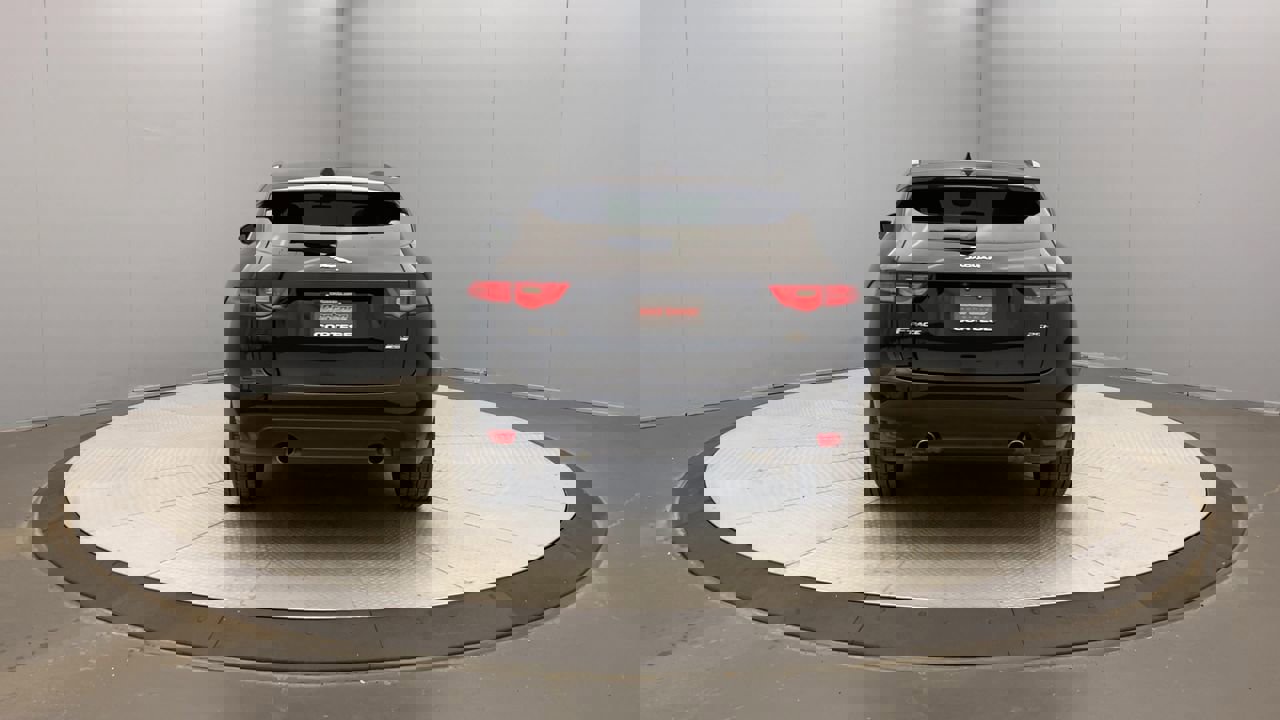 2019 Jaguar F-PACE Prestige photo 3