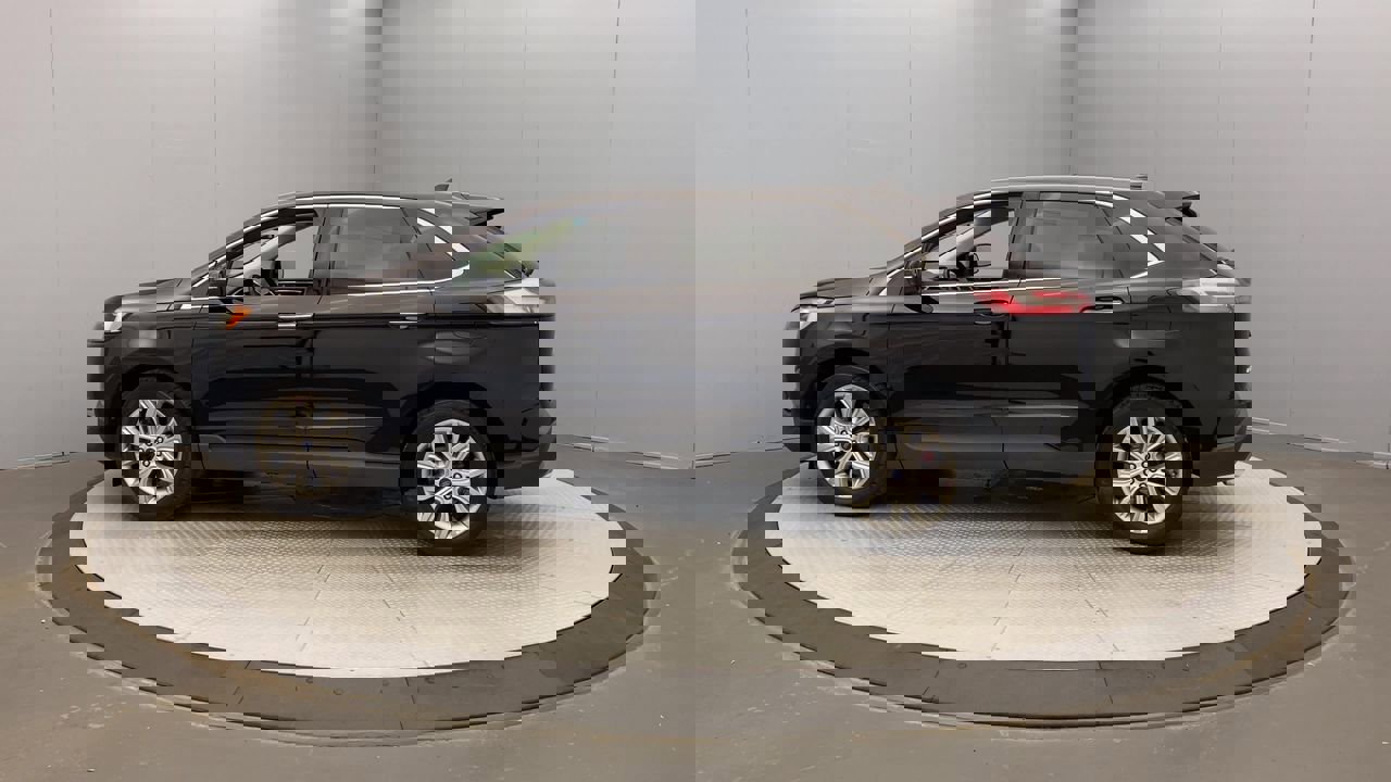 2019 Ford Edge Titanium photo 2