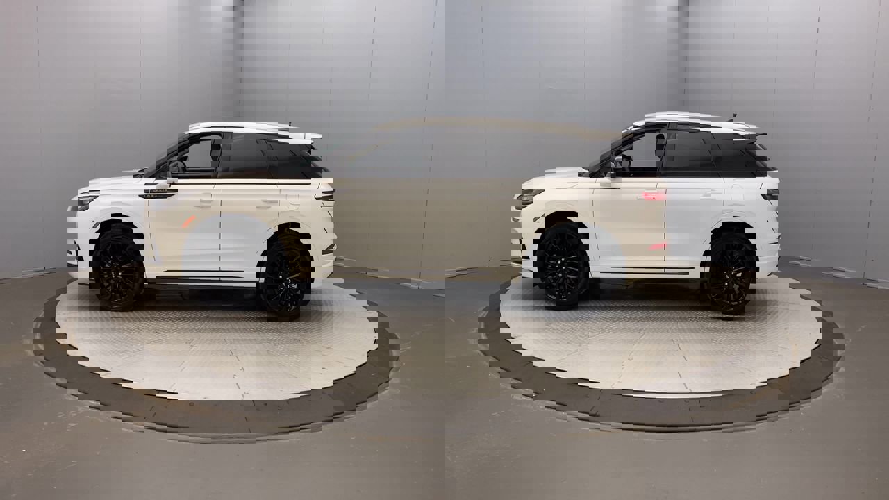 2023 Lincoln Corsair Standard photo 2