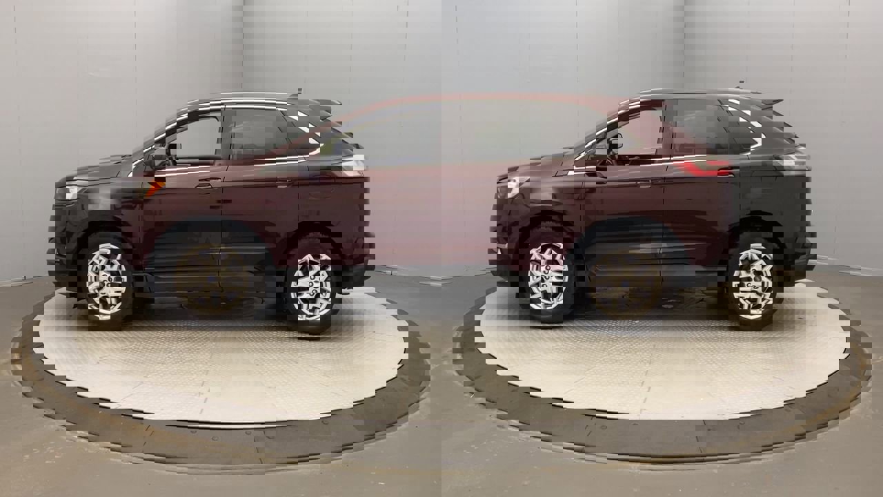2022 Ford Edge SEL photo 2
