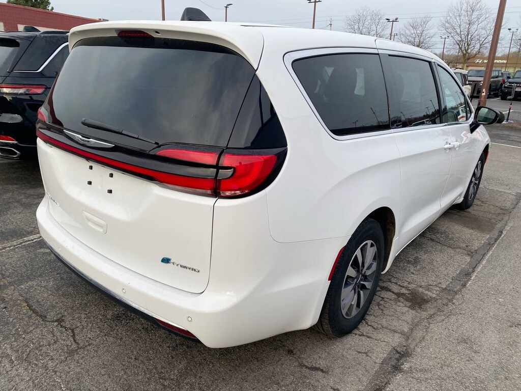 2024 Chrysler Pacifica Hybrid photo 2