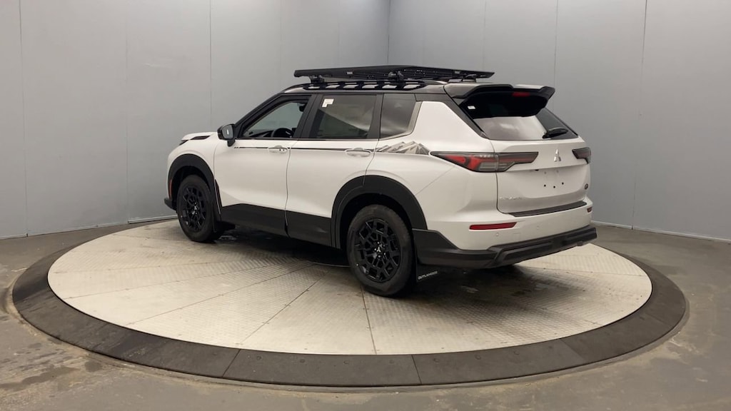 2026 Mitsubishi Outlander SE photo 4