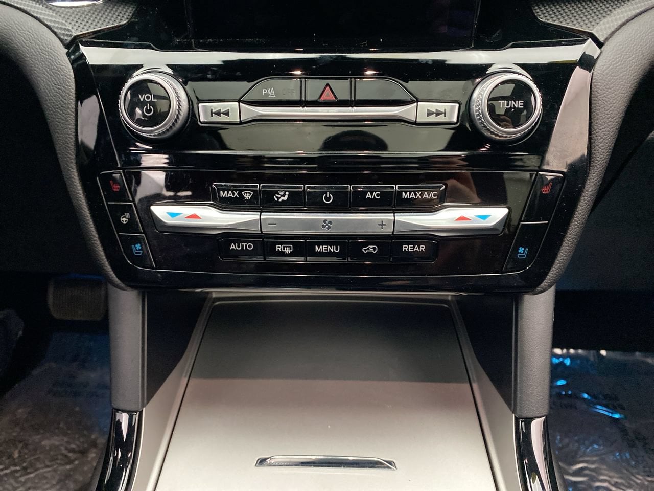 2024 Ford Explorer ST - Photo 22