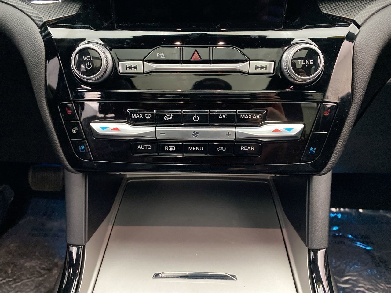 2024 Ford Explorer ST - Photo 22