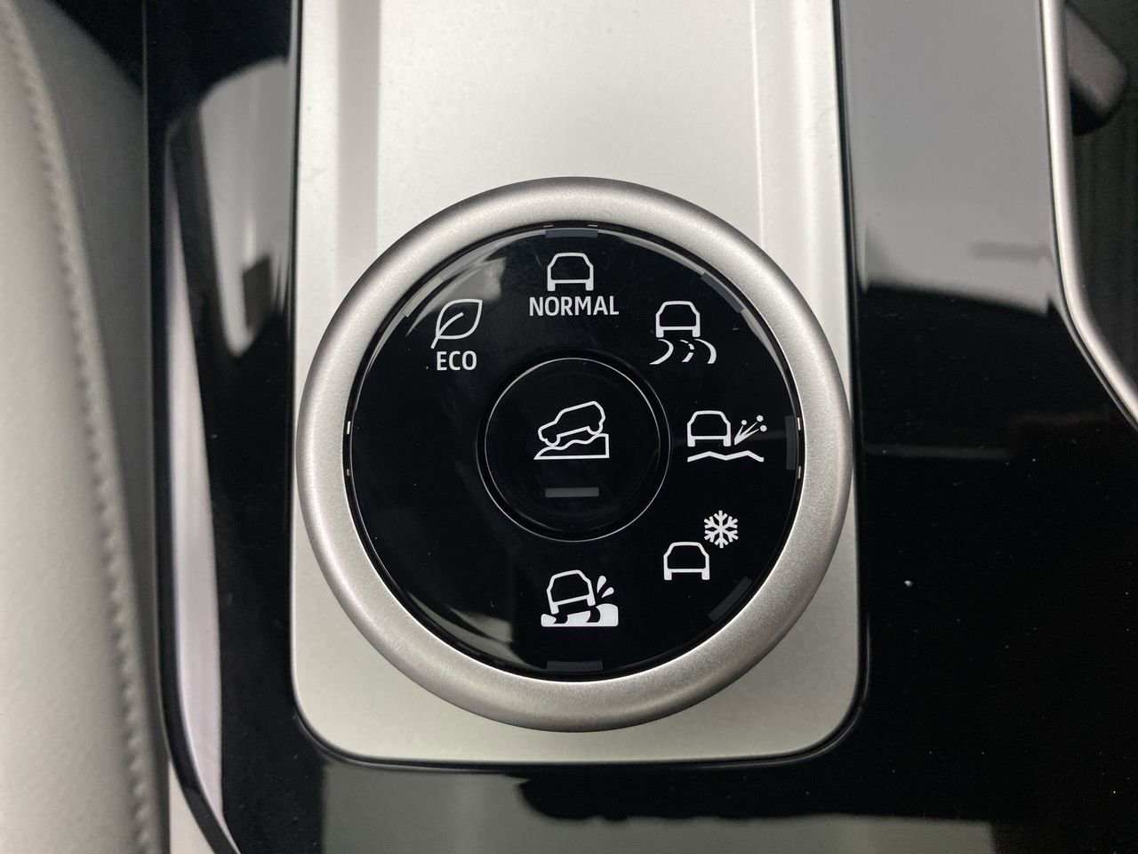 2025 Mitsubishi Outlander SEL Platinum Edition - Photo 18