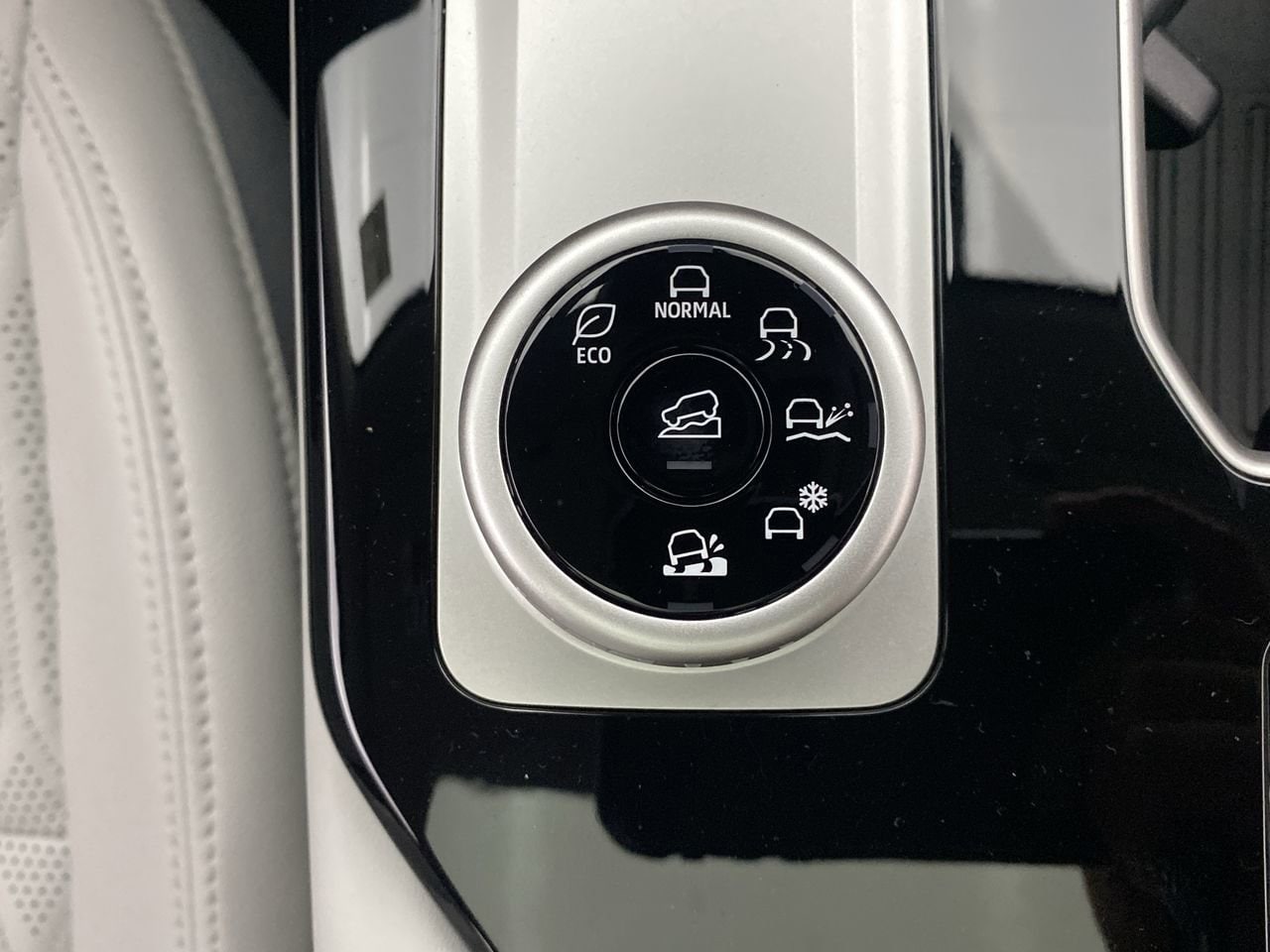 2025 Mitsubishi Outlander SEL Platinum Edition - Photo 18