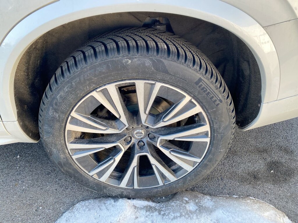 2021 Volvo XC90 T6 Momentum photo 3