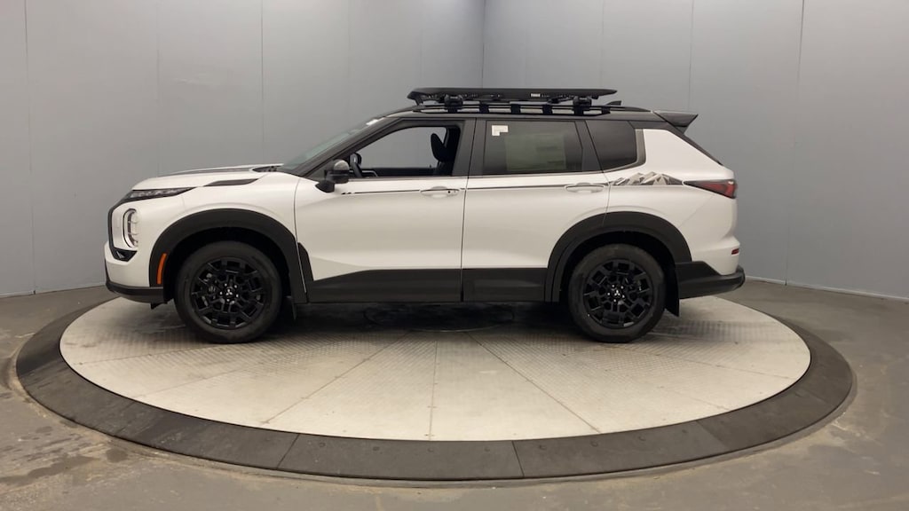 2026 Mitsubishi Outlander SE photo 3