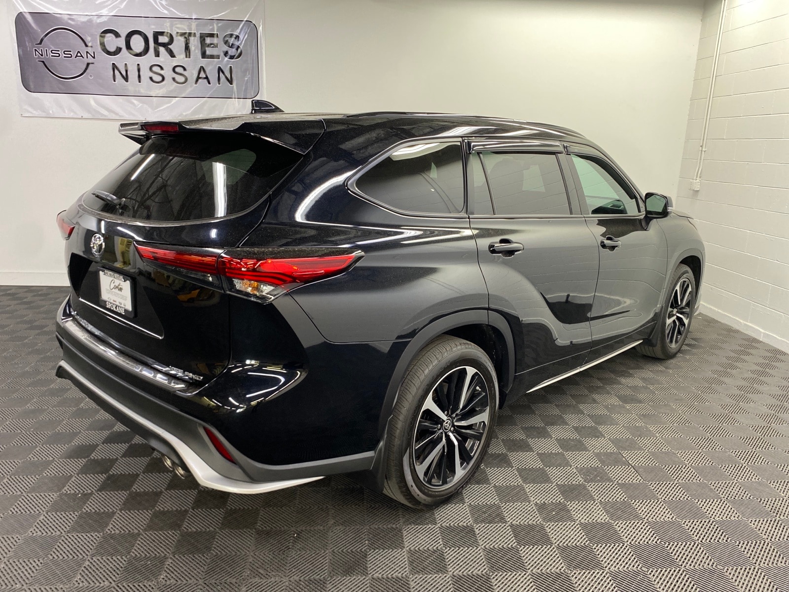 Used 2022 Toyota Highlander XSE with VIN 5TDLZRBH4NS215329 for sale in Spokane, WA