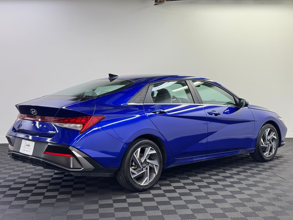 2025 Hyundai Elantra Limited photo 2