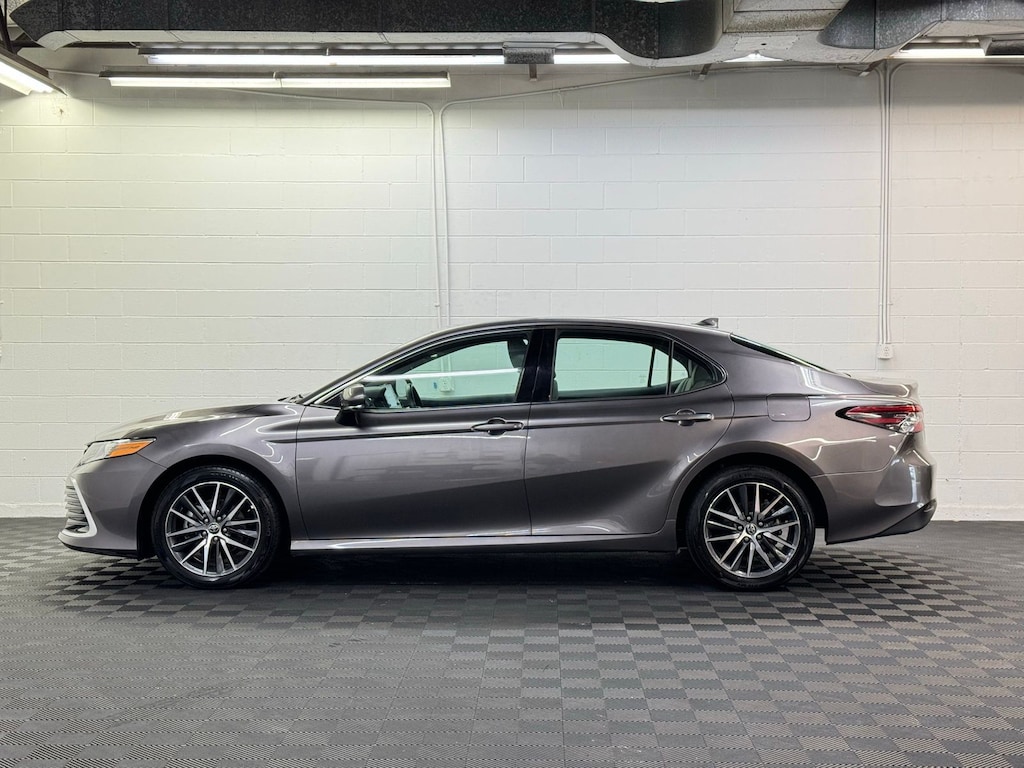 2024 Toyota Camry XLE Hybrid photo 3