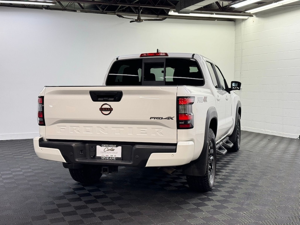 2022 Nissan Frontier PRO-4X photo 2