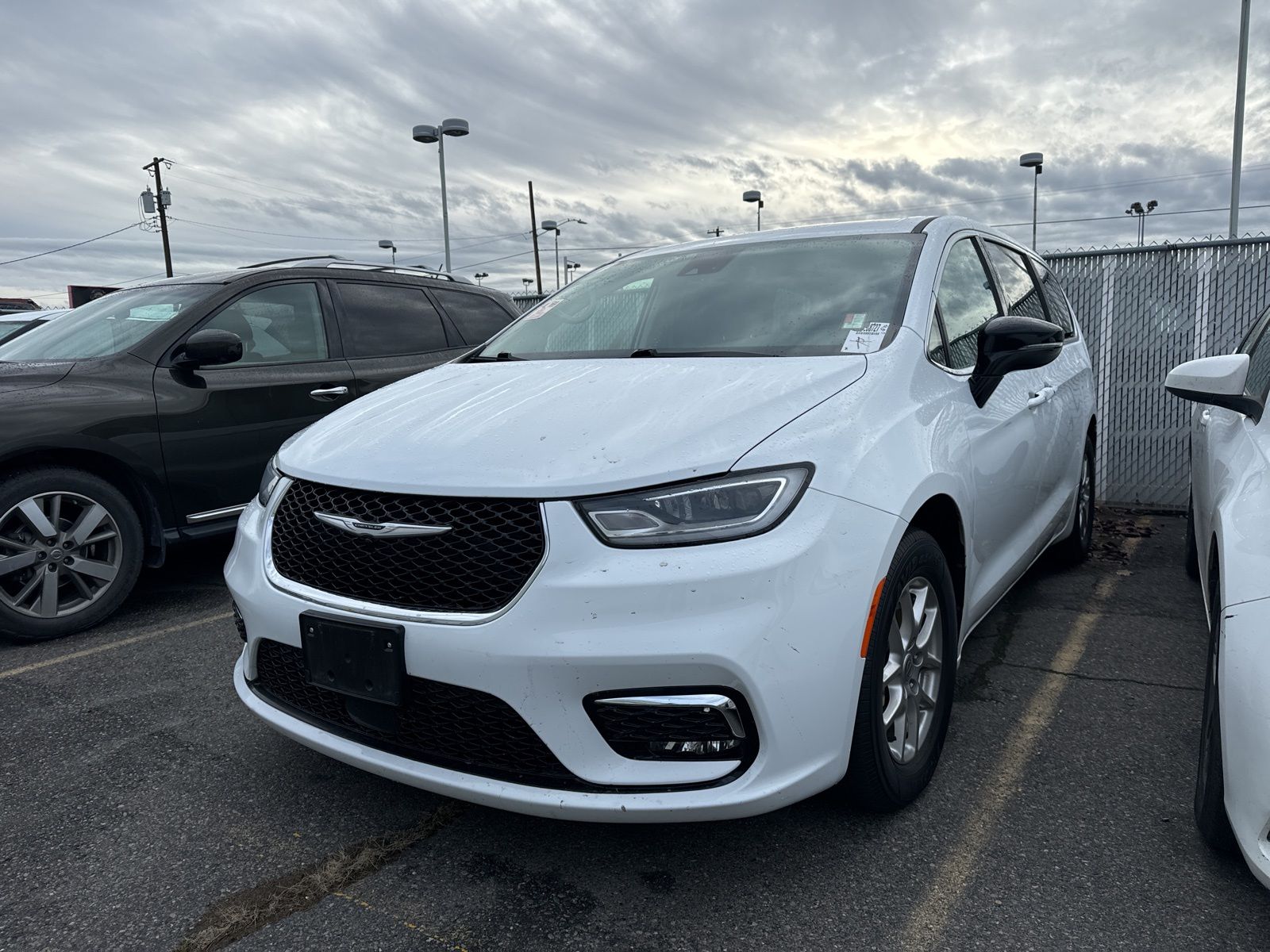 2024 Chrysler Pacifica Touring L's photo