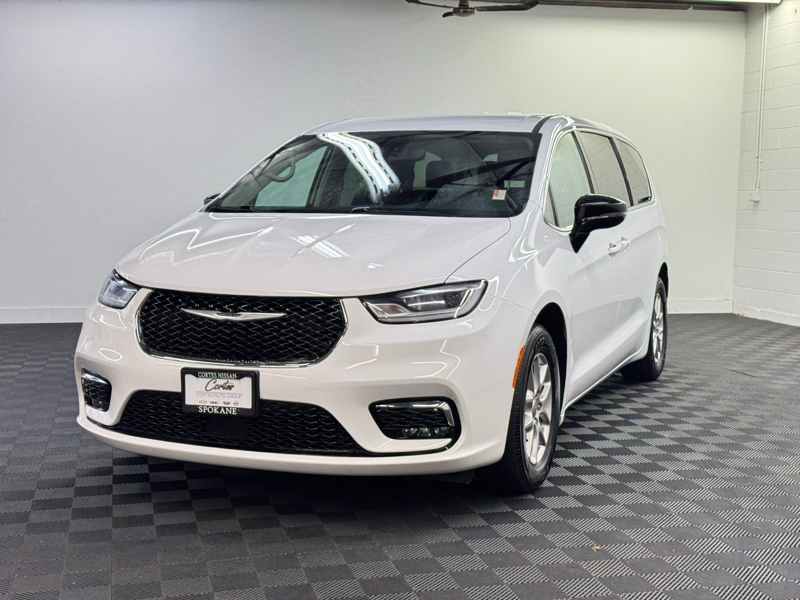 2024 Chrysler Pacifica Touring L's photo