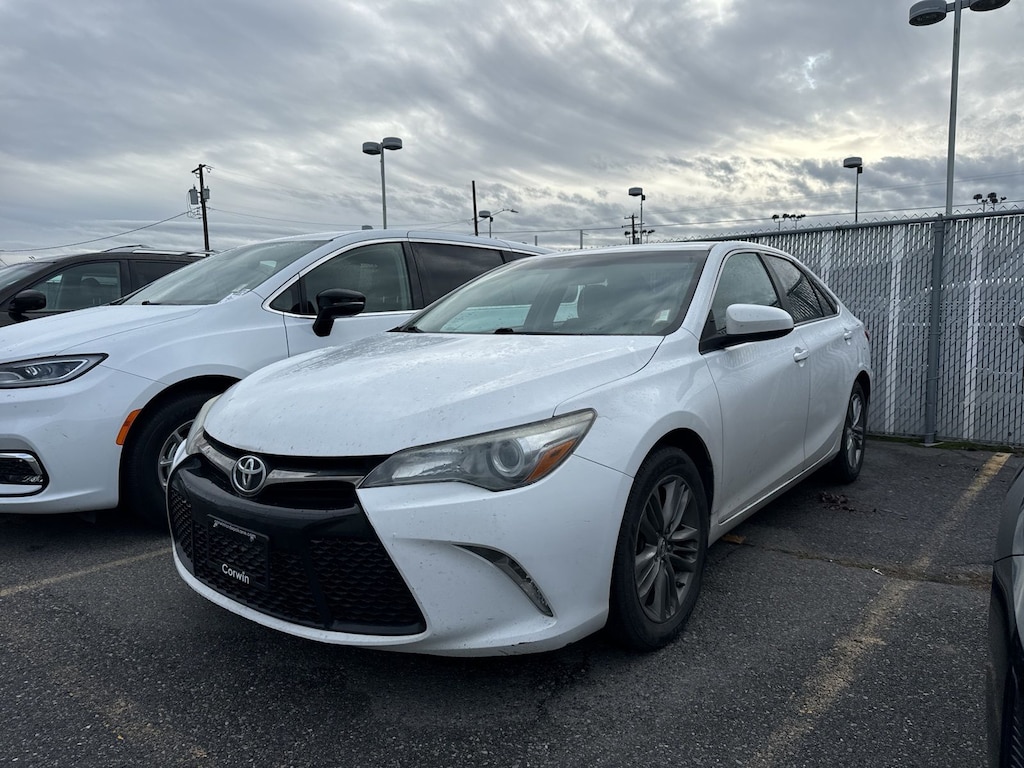 2016 Toyota Camry LE photo 3