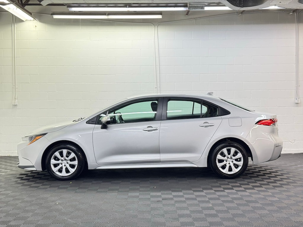 2024 Toyota Corolla LE photo 3