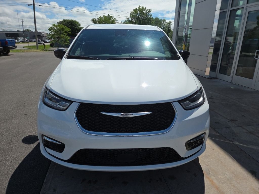 Used 2026 Chrysler Pacifica Select Minivan/Van