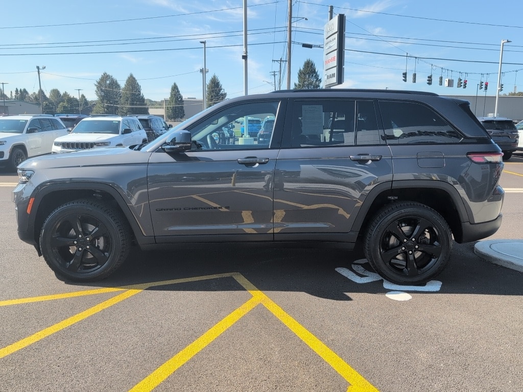 Used 2023 Jeep Grand Cherokee Altitude SUV