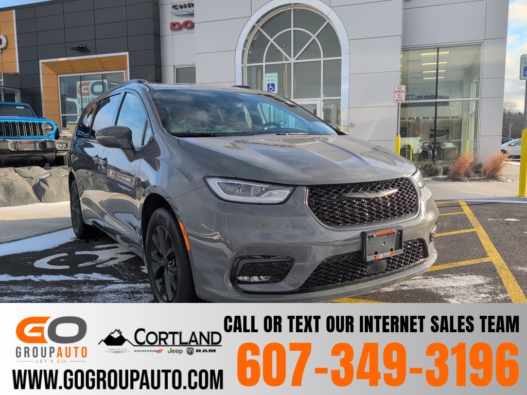 2022 Chrysler Pacifica Touring L's photo